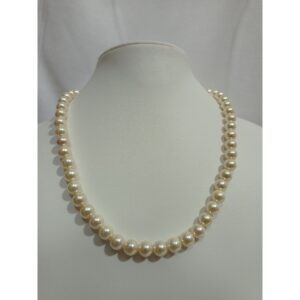 cream color pearl necklace